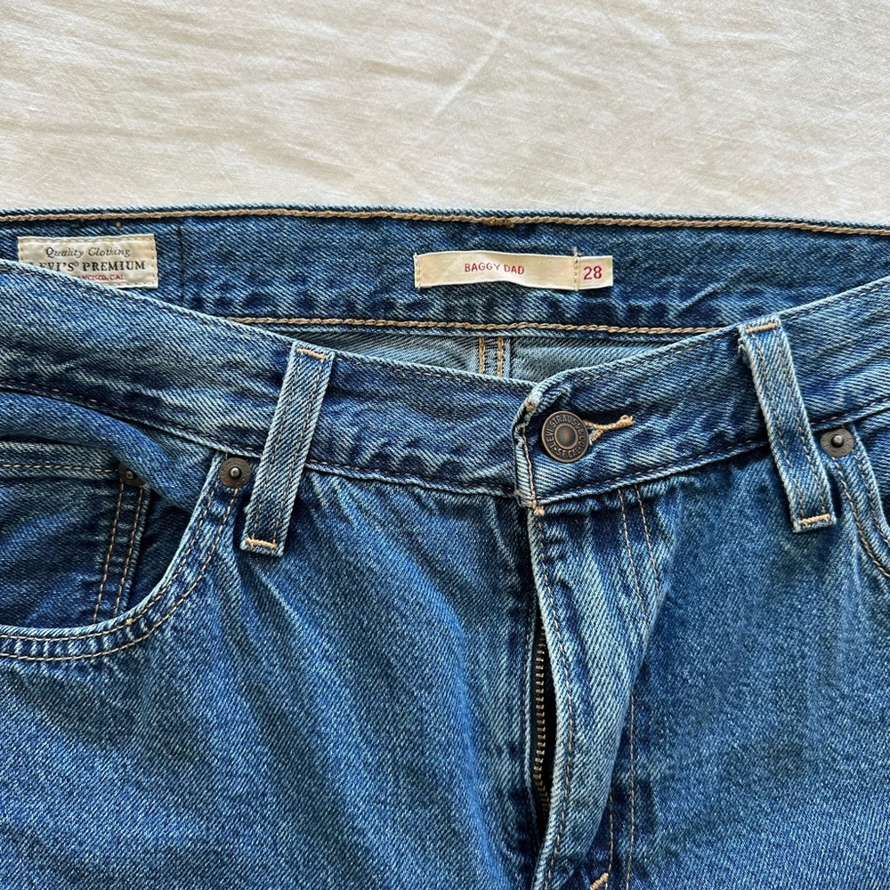 Levi’s “Baggy Dad” Jeans in medium wash size 28